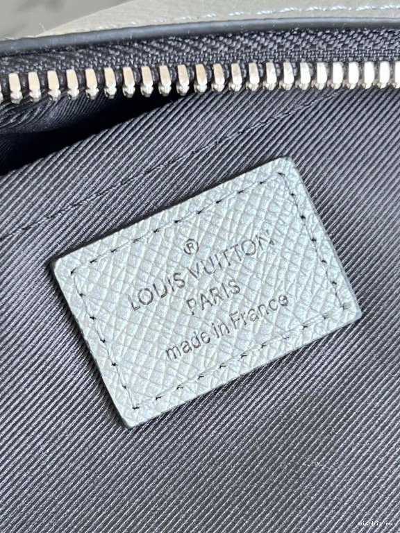 WIS OUTDOOR LOUIS VUITTON MESSENGER 0123